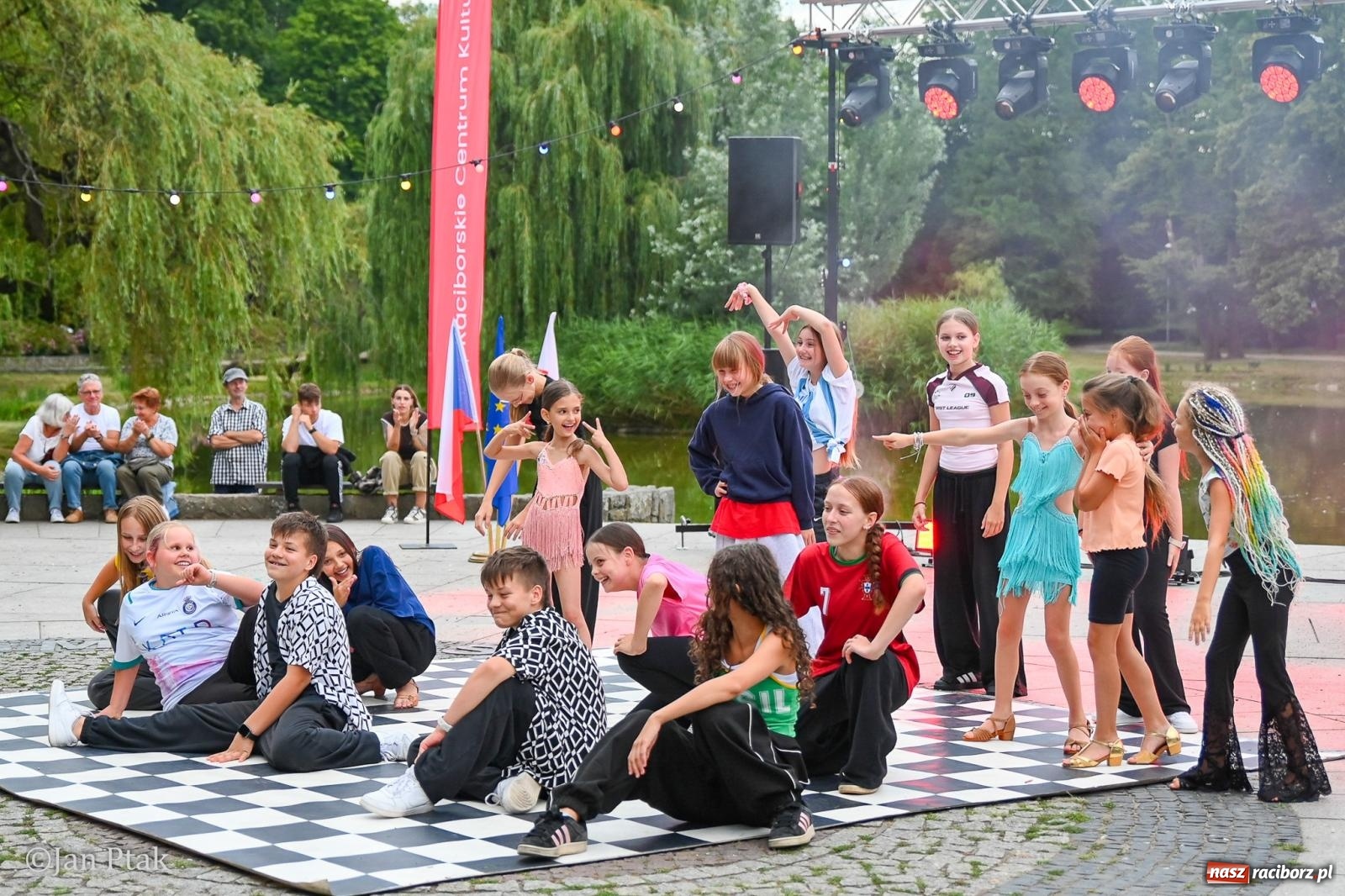 Zdjęcie w galerii na portalu naszraciborz.pl: Potańcówka w Parku Roth ponownie przyciągnęła mieszkańców. Taneczny wieczór pod gołym niebem z RCK wiadomości z regionu