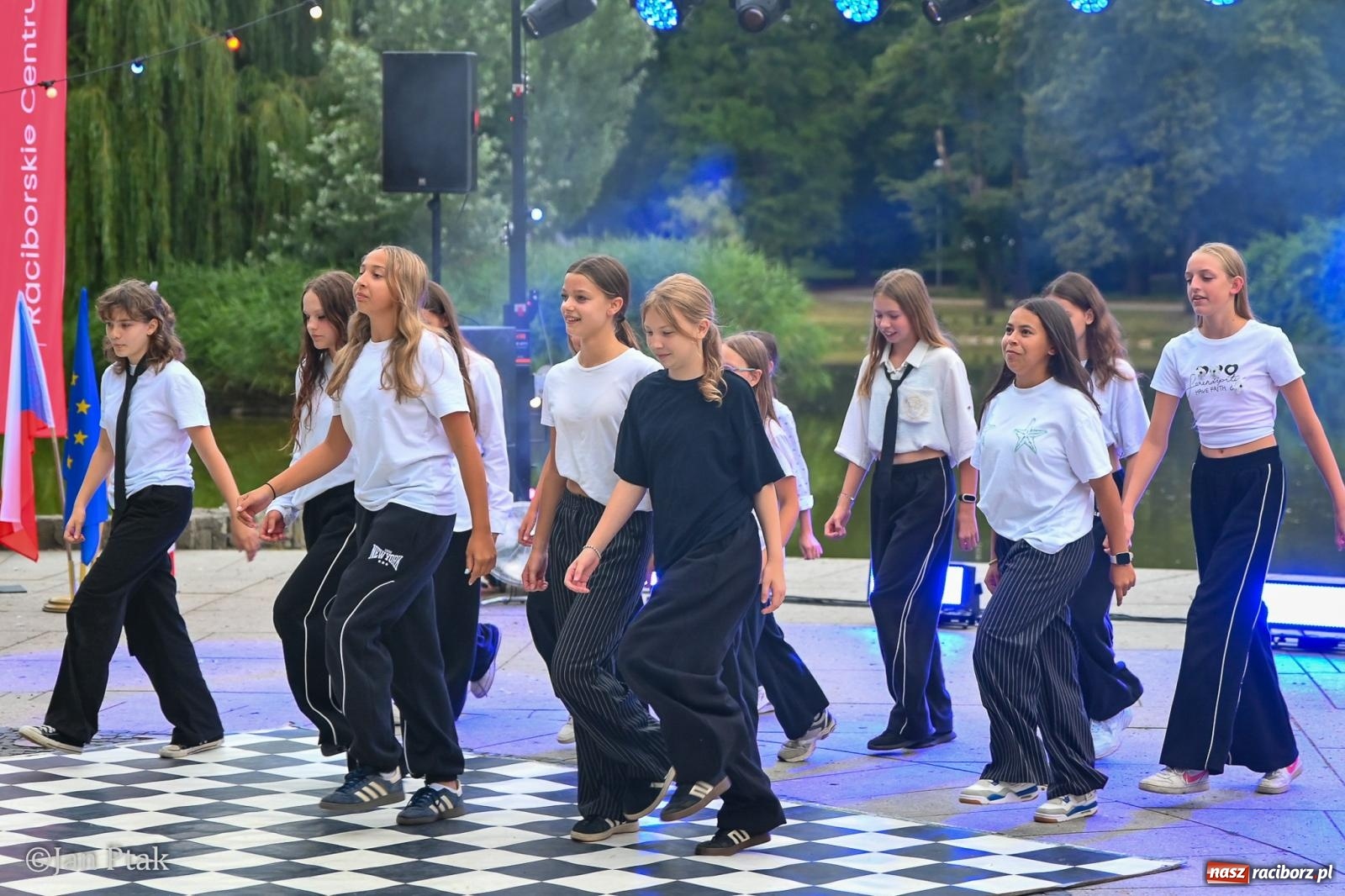Zdjęcie w galerii na portalu naszraciborz.pl: Potańcówka w Parku Roth ponownie przyciągnęła mieszkańców. Taneczny wieczór pod gołym niebem z RCK wiadomości z regionu