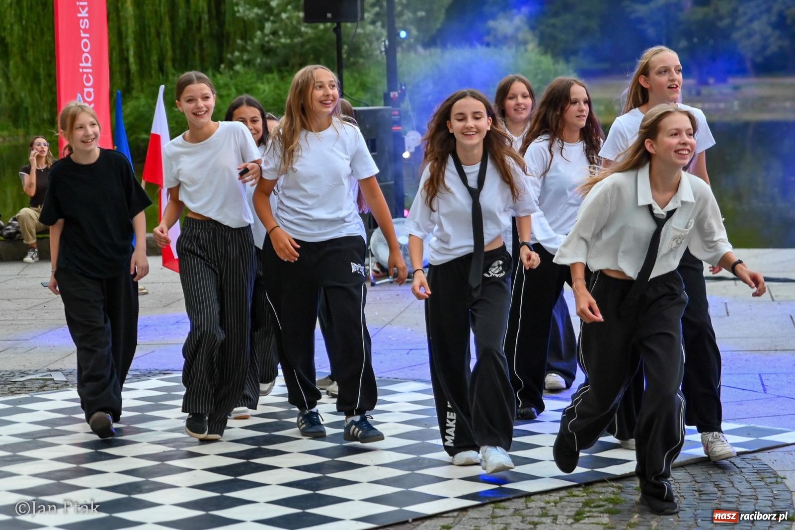 Zdjęcie w galerii na portalu naszraciborz.pl: Potańcówka w Parku Roth ponownie przyciągnęła mieszkańców. Taneczny wieczór pod gołym niebem z RCK wiadomości z regionu