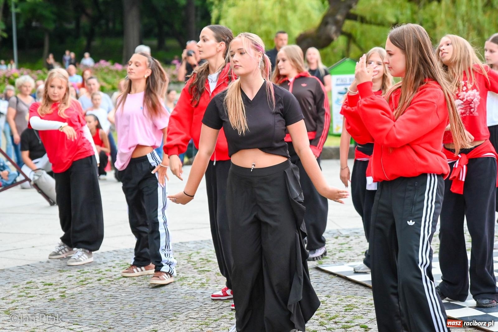 Zdjęcie w galerii na portalu naszraciborz.pl: Potańcówka w Parku Roth ponownie przyciągnęła mieszkańców. Taneczny wieczór pod gołym niebem z RCK wiadomości z regionu