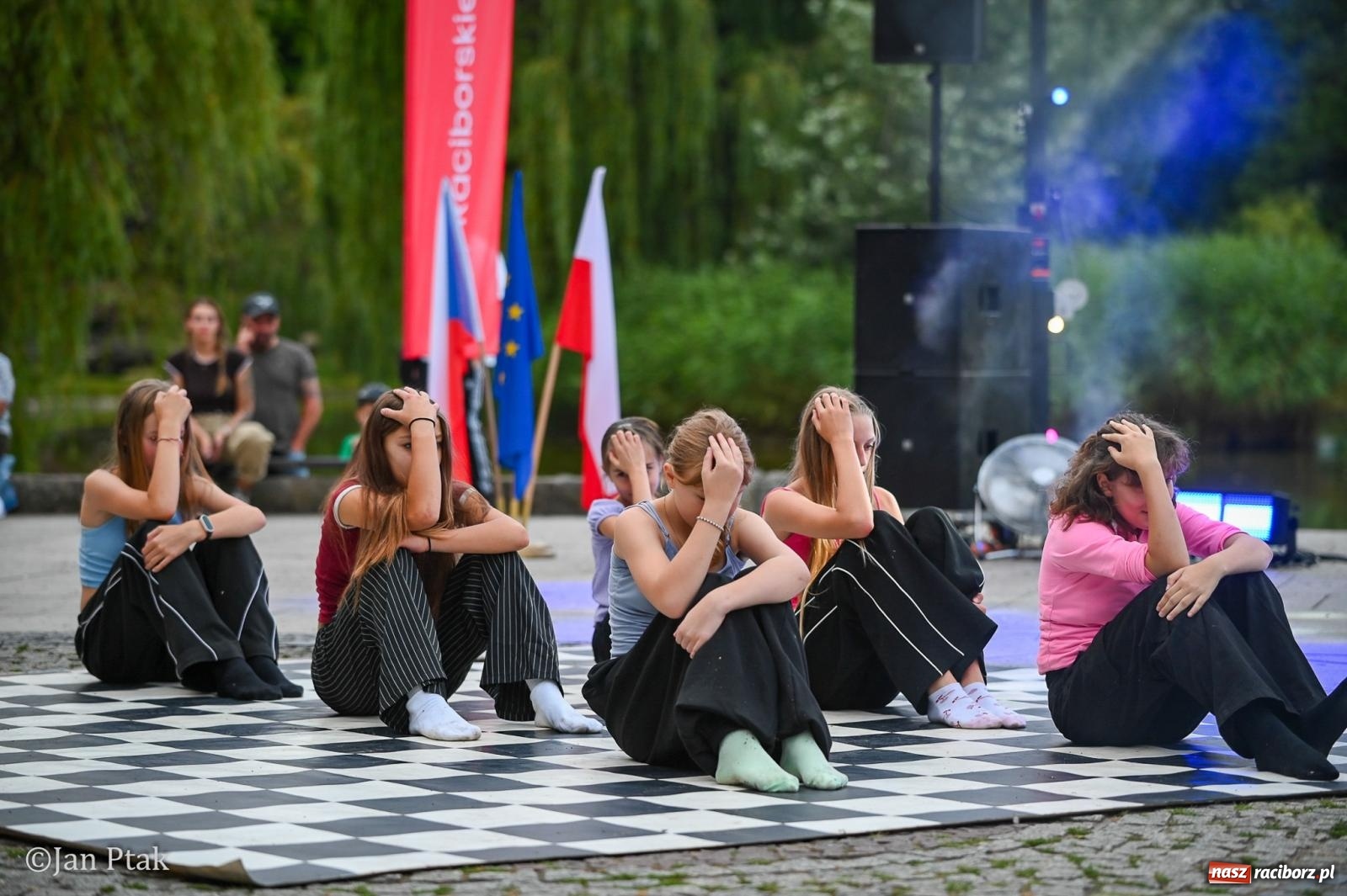 Zdjęcie w galerii na portalu naszraciborz.pl: Potańcówka w Parku Roth ponownie przyciągnęła mieszkańców. Taneczny wieczór pod gołym niebem z RCK wiadomości z regionu