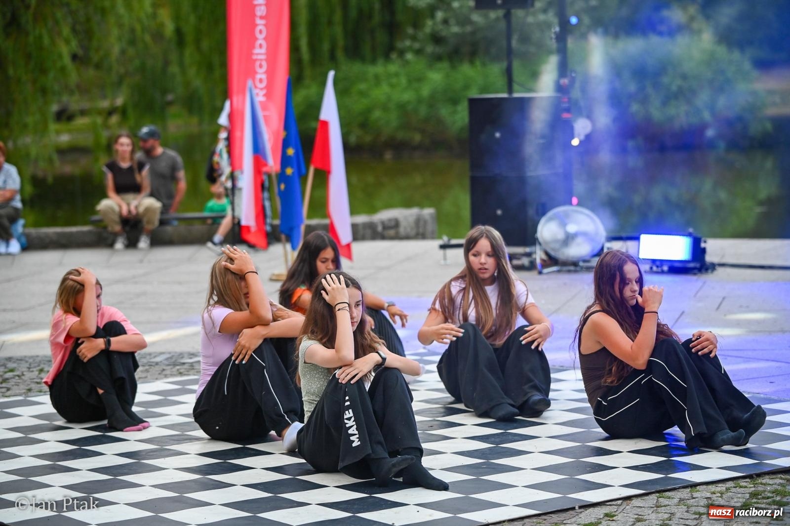 Zdjęcie w galerii na portalu naszraciborz.pl: Potańcówka w Parku Roth ponownie przyciągnęła mieszkańców. Taneczny wieczór pod gołym niebem z RCK wiadomości z regionu