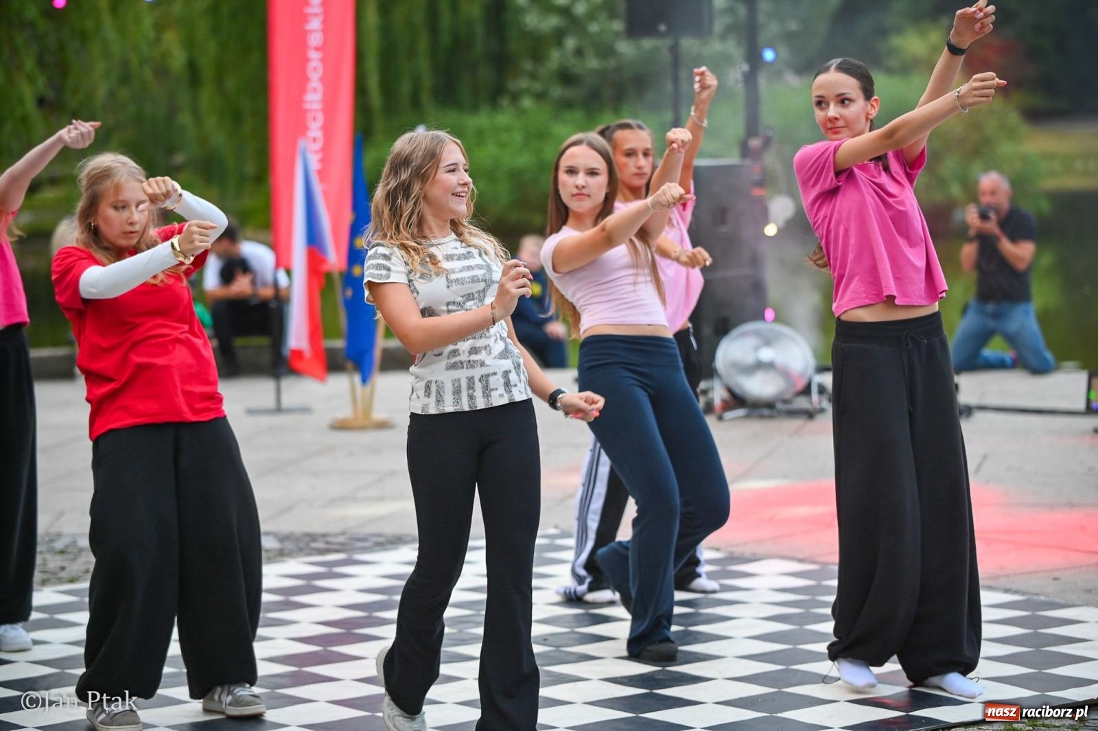 Zdjęcie w galerii na portalu naszraciborz.pl: Potańcówka w Parku Roth ponownie przyciągnęła mieszkańców. Taneczny wieczór pod gołym niebem z RCK wiadomości z regionu