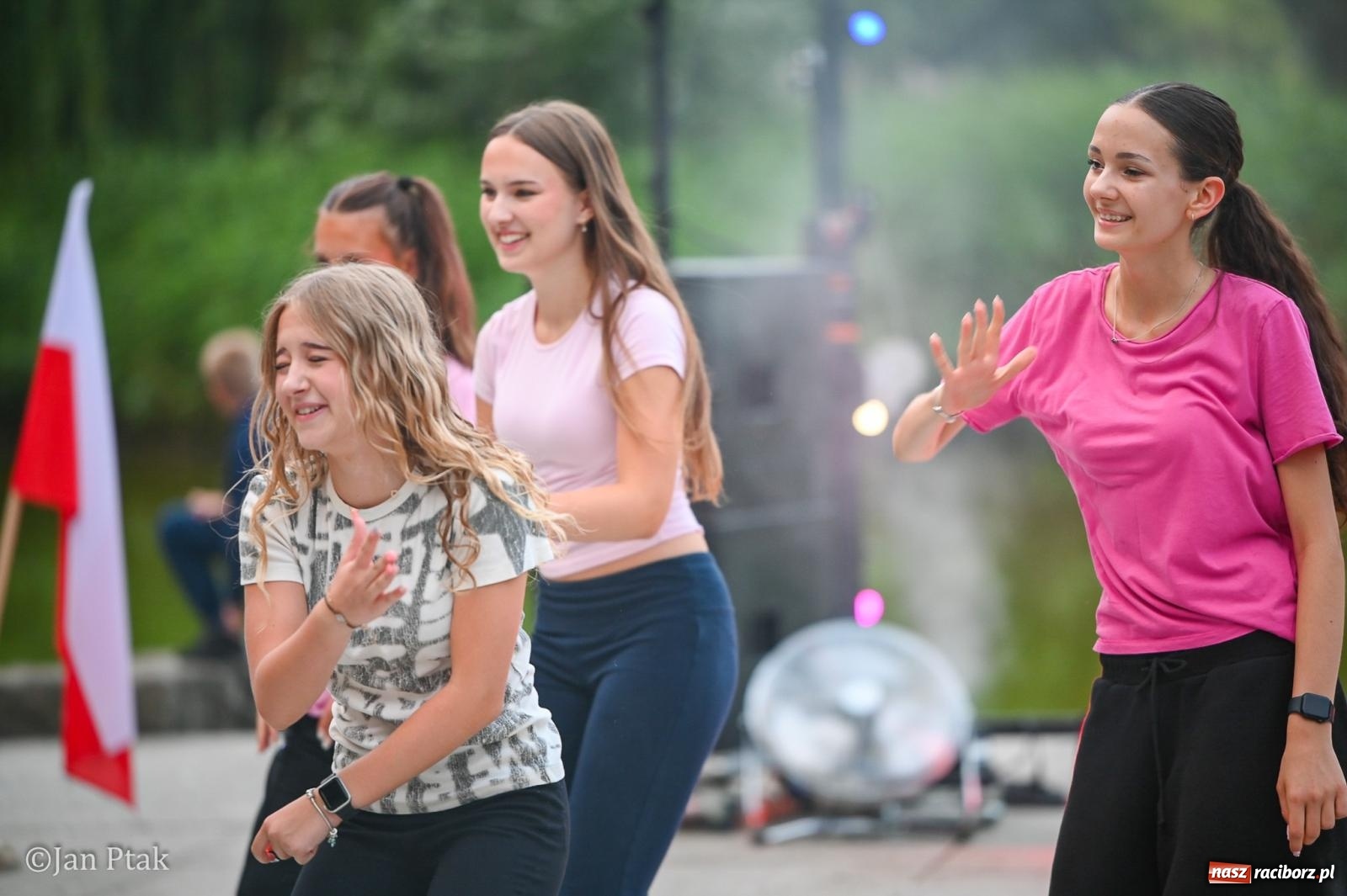 Zdjęcie w galerii na portalu naszraciborz.pl: Potańcówka w Parku Roth ponownie przyciągnęła mieszkańców. Taneczny wieczór pod gołym niebem z RCK wiadomości z regionu
