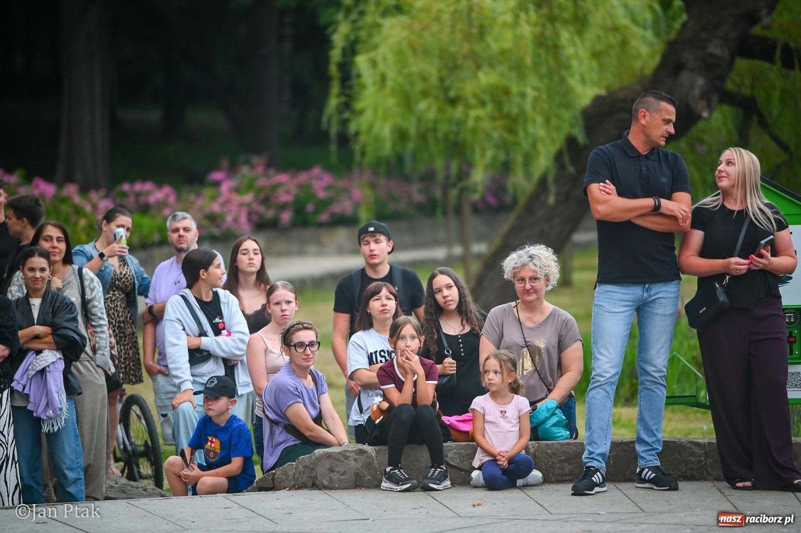Zdjęcie w galerii na portalu naszraciborz.pl: Potańcówka w Parku Roth ponownie przyciągnęła mieszkańców. Taneczny wieczór pod gołym niebem z RCK wiadomości z regionu