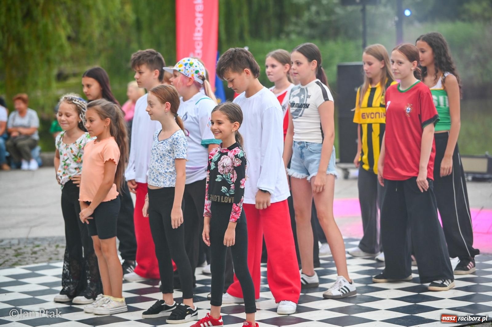 Zdjęcie w galerii na portalu naszraciborz.pl: Potańcówka w Parku Roth ponownie przyciągnęła mieszkańców. Taneczny wieczór pod gołym niebem z RCK wiadomości z regionu