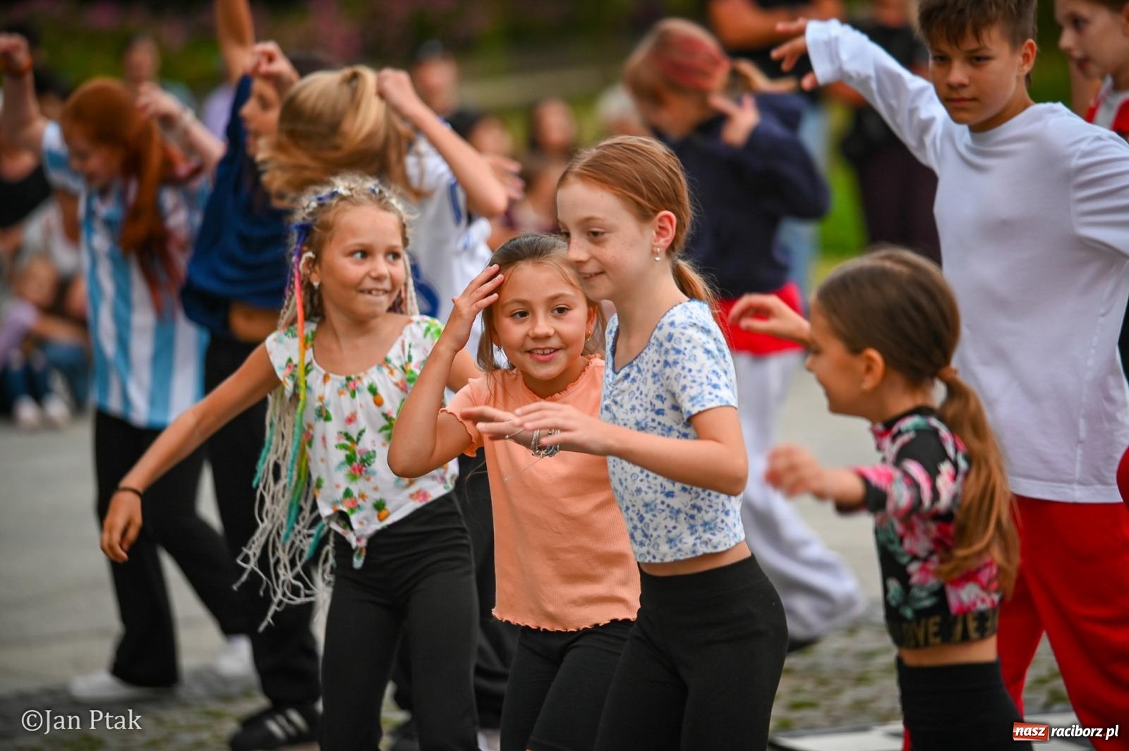 Zdjęcie w galerii na portalu naszraciborz.pl: Potańcówka w Parku Roth ponownie przyciągnęła mieszkańców. Taneczny wieczór pod gołym niebem z RCK wiadomości z regionu