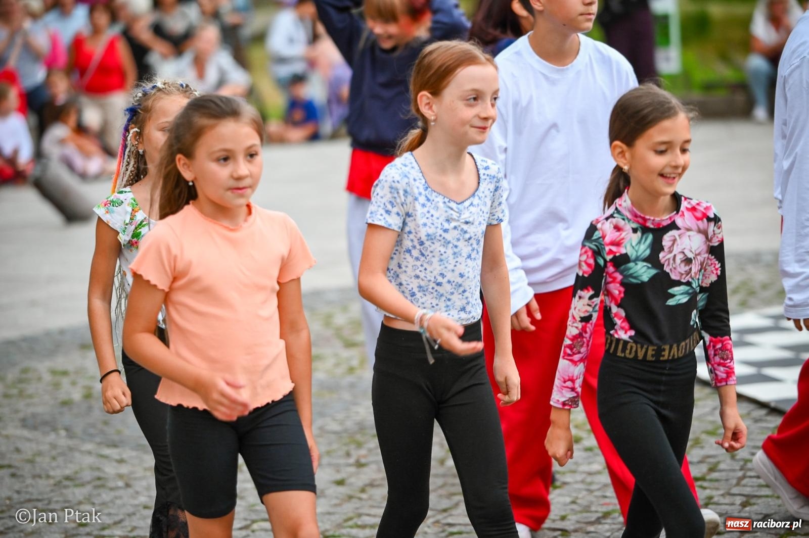 Zdjęcie w galerii na portalu naszraciborz.pl: Potańcówka w Parku Roth ponownie przyciągnęła mieszkańców. Taneczny wieczór pod gołym niebem z RCK wiadomości z regionu