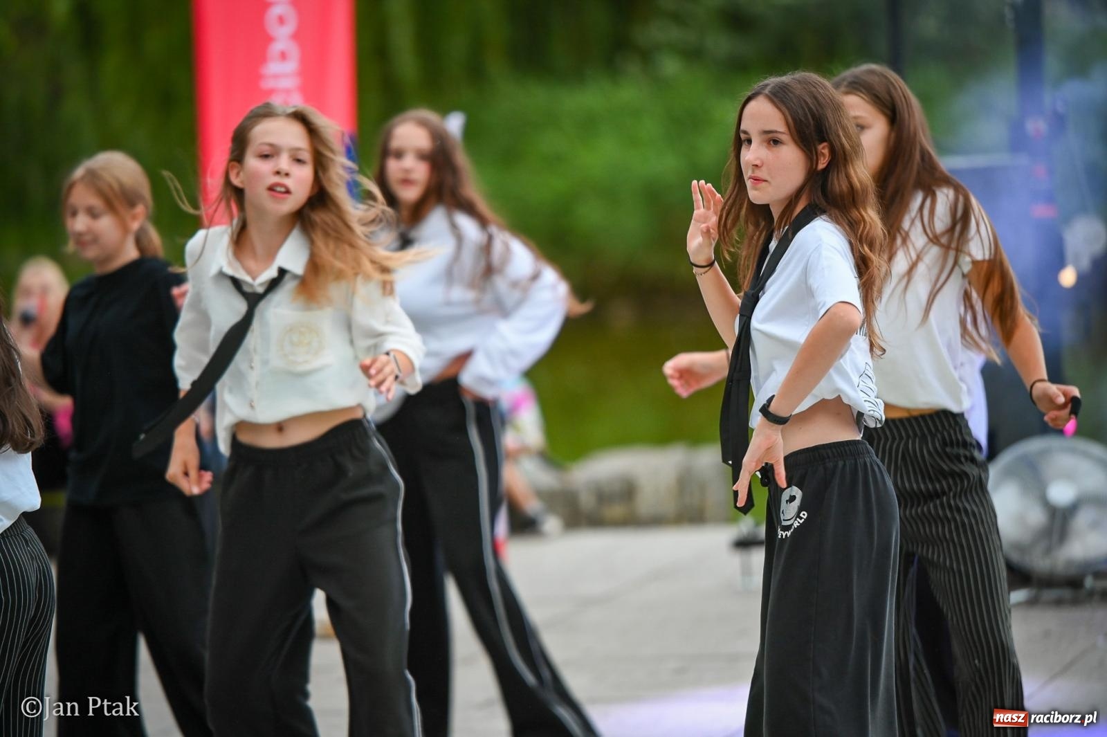 Zdjęcie w galerii na portalu naszraciborz.pl: Potańcówka w Parku Roth ponownie przyciągnęła mieszkańców. Taneczny wieczór pod gołym niebem z RCK wiadomości z regionu