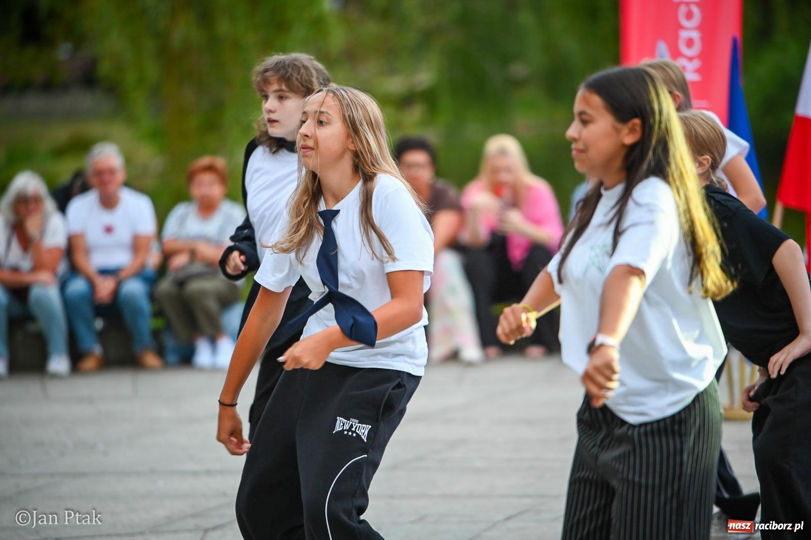 Zdjęcie w galerii na portalu naszraciborz.pl: Potańcówka w Parku Roth ponownie przyciągnęła mieszkańców. Taneczny wieczór pod gołym niebem z RCK wiadomości z regionu