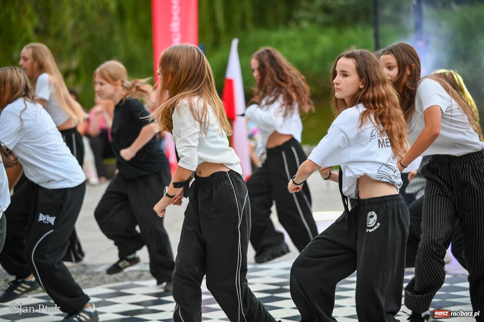 Zdjęcie w galerii na portalu naszraciborz.pl: Potańcówka w Parku Roth ponownie przyciągnęła mieszkańców. Taneczny wieczór pod gołym niebem z RCK wiadomości z regionu