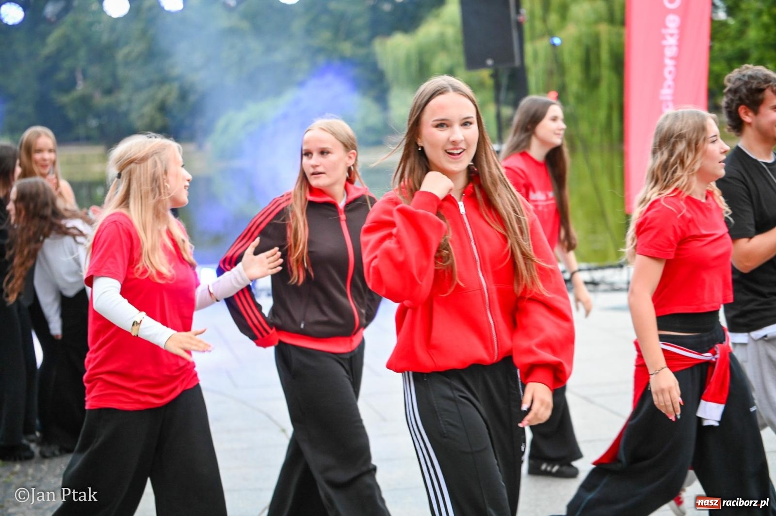 Zdjęcie w galerii na portalu naszraciborz.pl: Potańcówka w Parku Roth ponownie przyciągnęła mieszkańców. Taneczny wieczór pod gołym niebem z RCK wiadomości z regionu