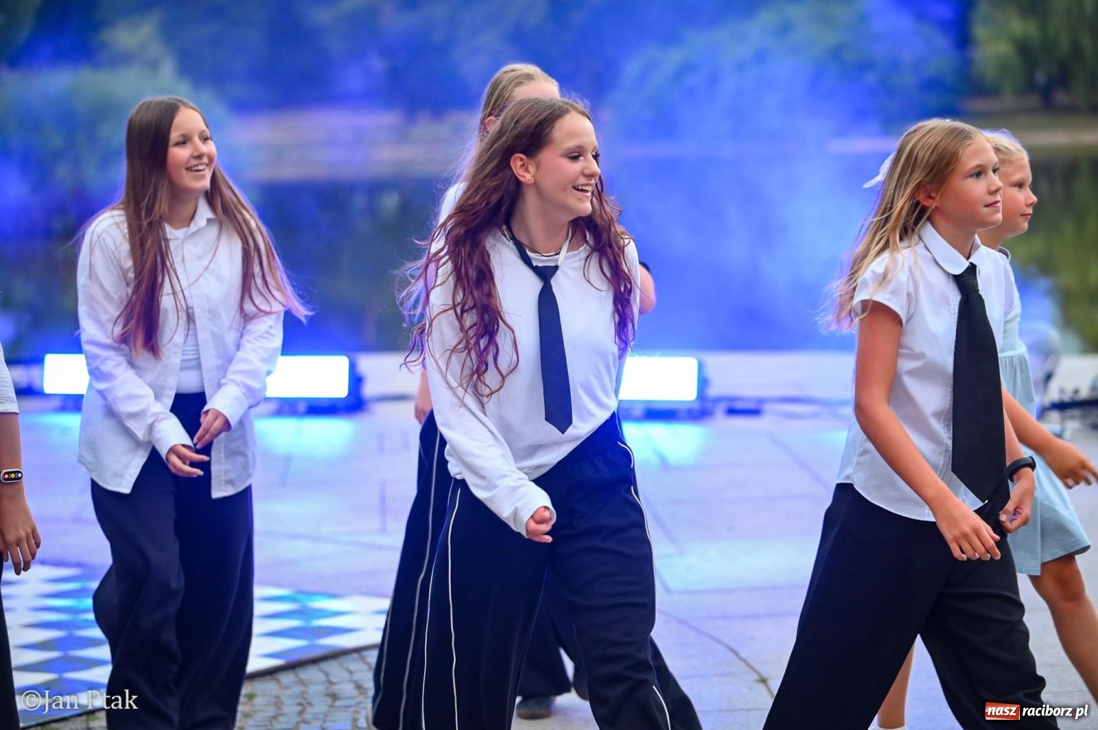 Zdjęcie w galerii na portalu naszraciborz.pl: Potańcówka w Parku Roth ponownie przyciągnęła mieszkańców. Taneczny wieczór pod gołym niebem z RCK wiadomości z regionu