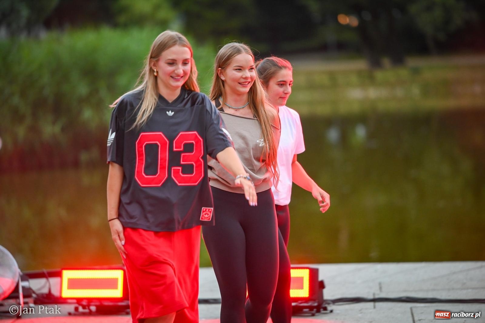 Zdjęcie w galerii na portalu naszraciborz.pl: Potańcówka w Parku Roth ponownie przyciągnęła mieszkańców. Taneczny wieczór pod gołym niebem z RCK wiadomości z regionu