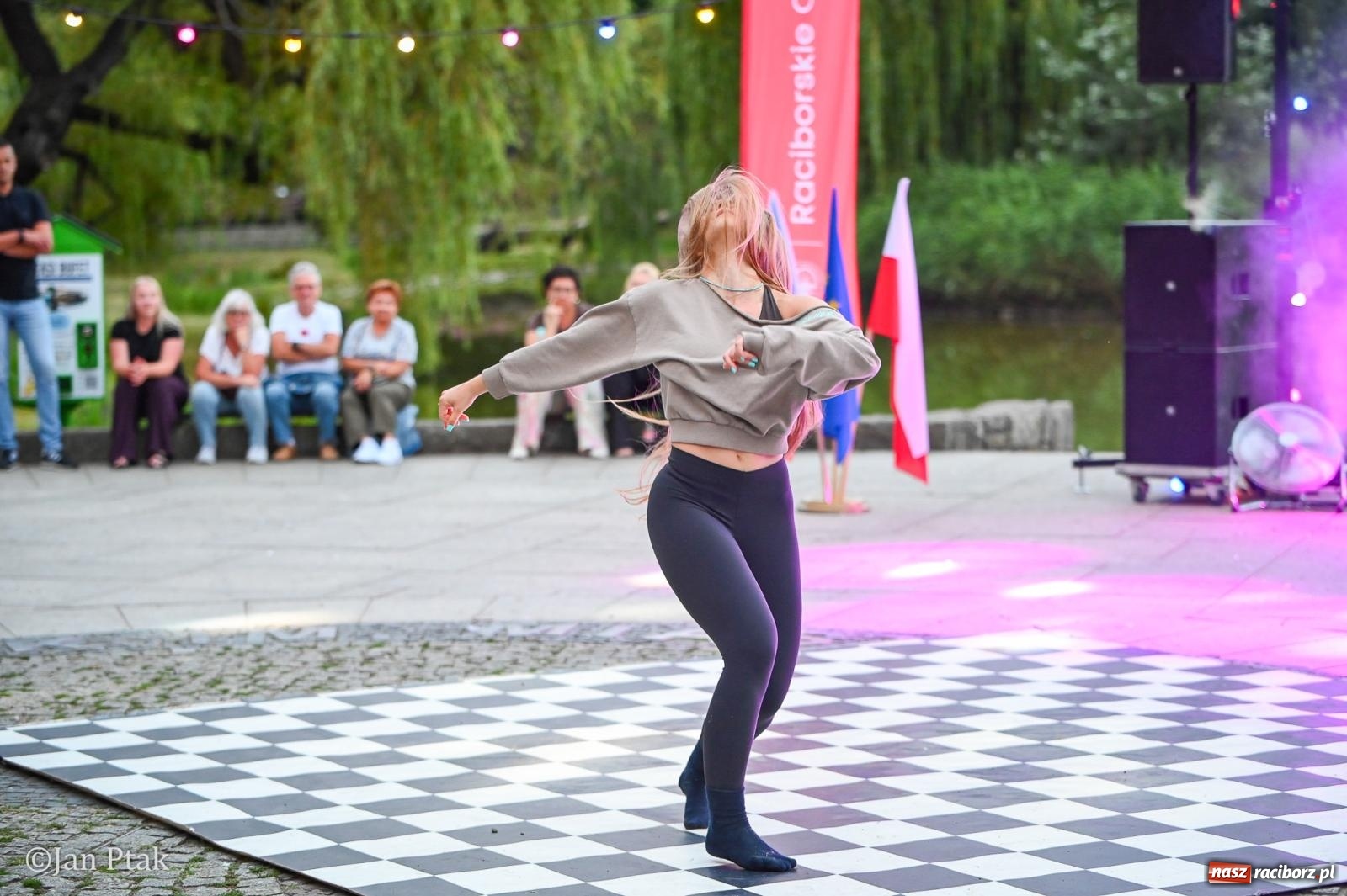 Zdjęcie w galerii na portalu naszraciborz.pl: Potańcówka w Parku Roth ponownie przyciągnęła mieszkańców. Taneczny wieczór pod gołym niebem z RCK wiadomości z regionu