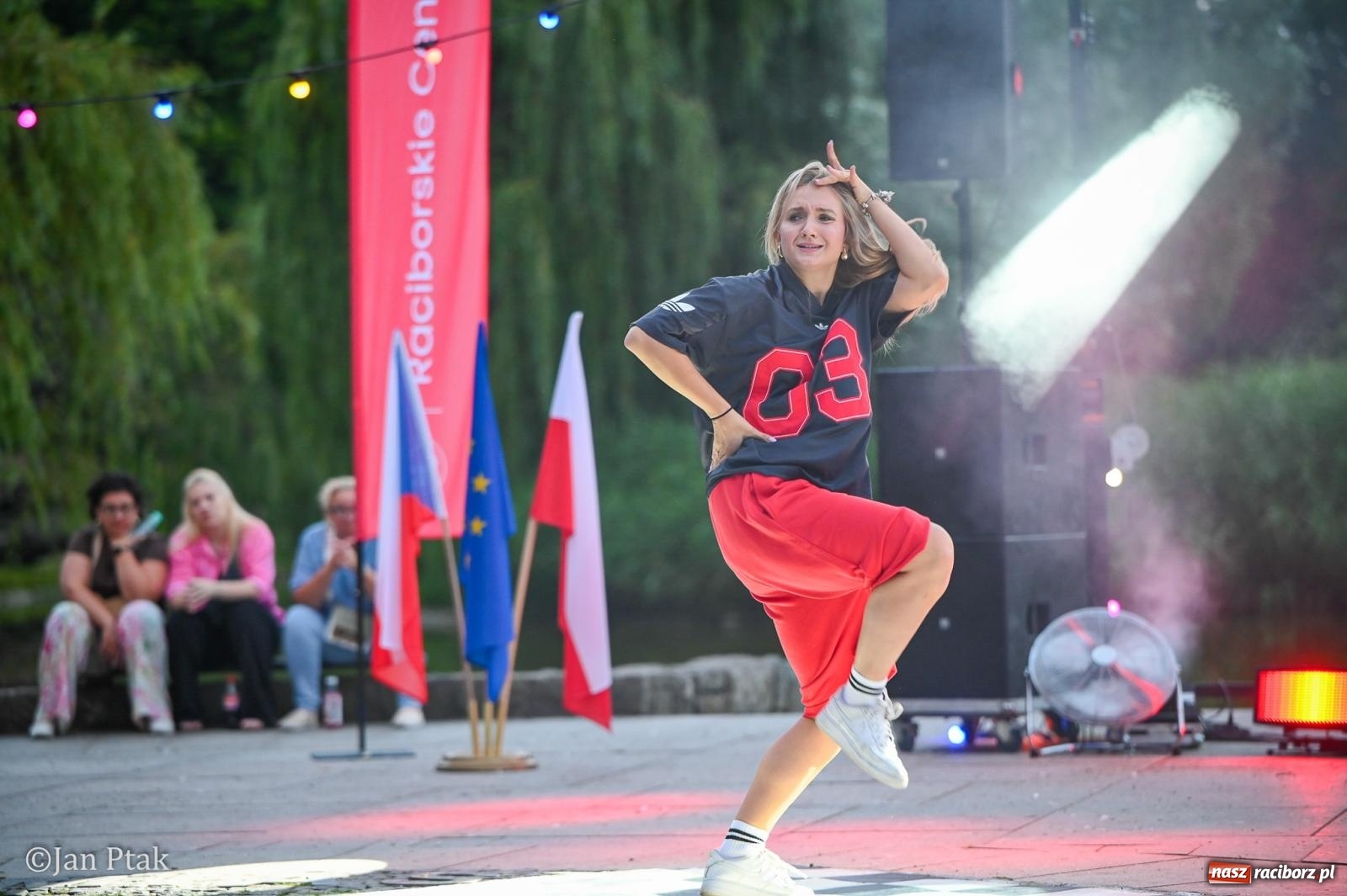 Zdjęcie w galerii na portalu naszraciborz.pl: Potańcówka w Parku Roth ponownie przyciągnęła mieszkańców. Taneczny wieczór pod gołym niebem z RCK wiadomości z regionu