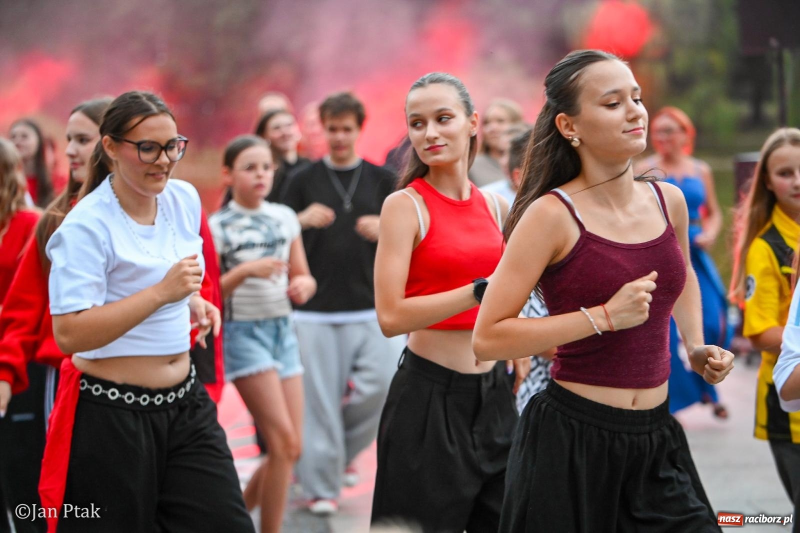 Zdjęcie w galerii na portalu naszraciborz.pl: Potańcówka w Parku Roth ponownie przyciągnęła mieszkańców. Taneczny wieczór pod gołym niebem z RCK wiadomości z regionu