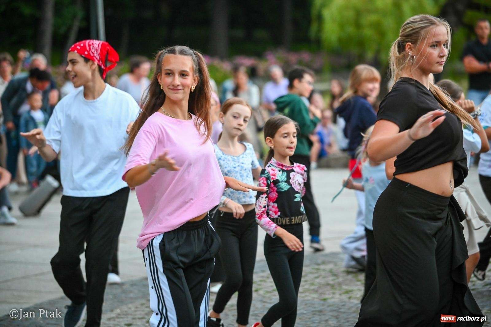 Zdjęcie w galerii na portalu naszraciborz.pl: Potańcówka w Parku Roth ponownie przyciągnęła mieszkańców. Taneczny wieczór pod gołym niebem z RCK wiadomości z regionu
