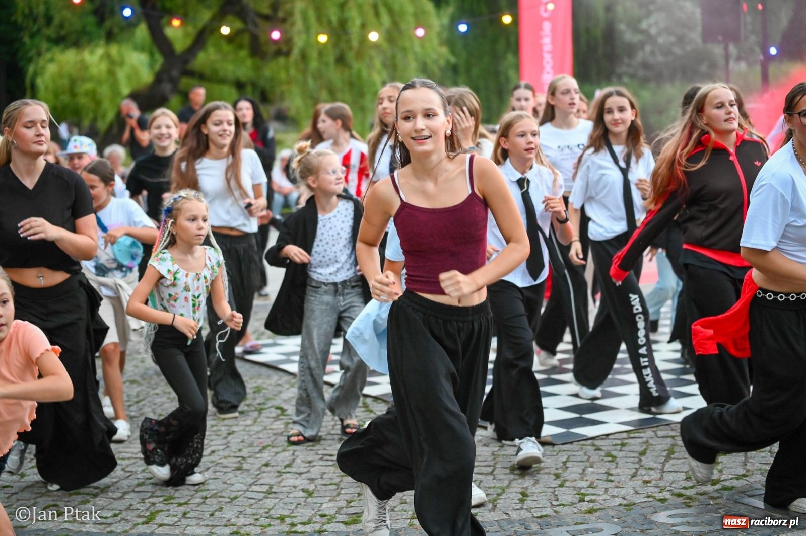 Zdjęcie w galerii na portalu naszraciborz.pl: Potańcówka w Parku Roth ponownie przyciągnęła mieszkańców. Taneczny wieczór pod gołym niebem z RCK wiadomości z regionu