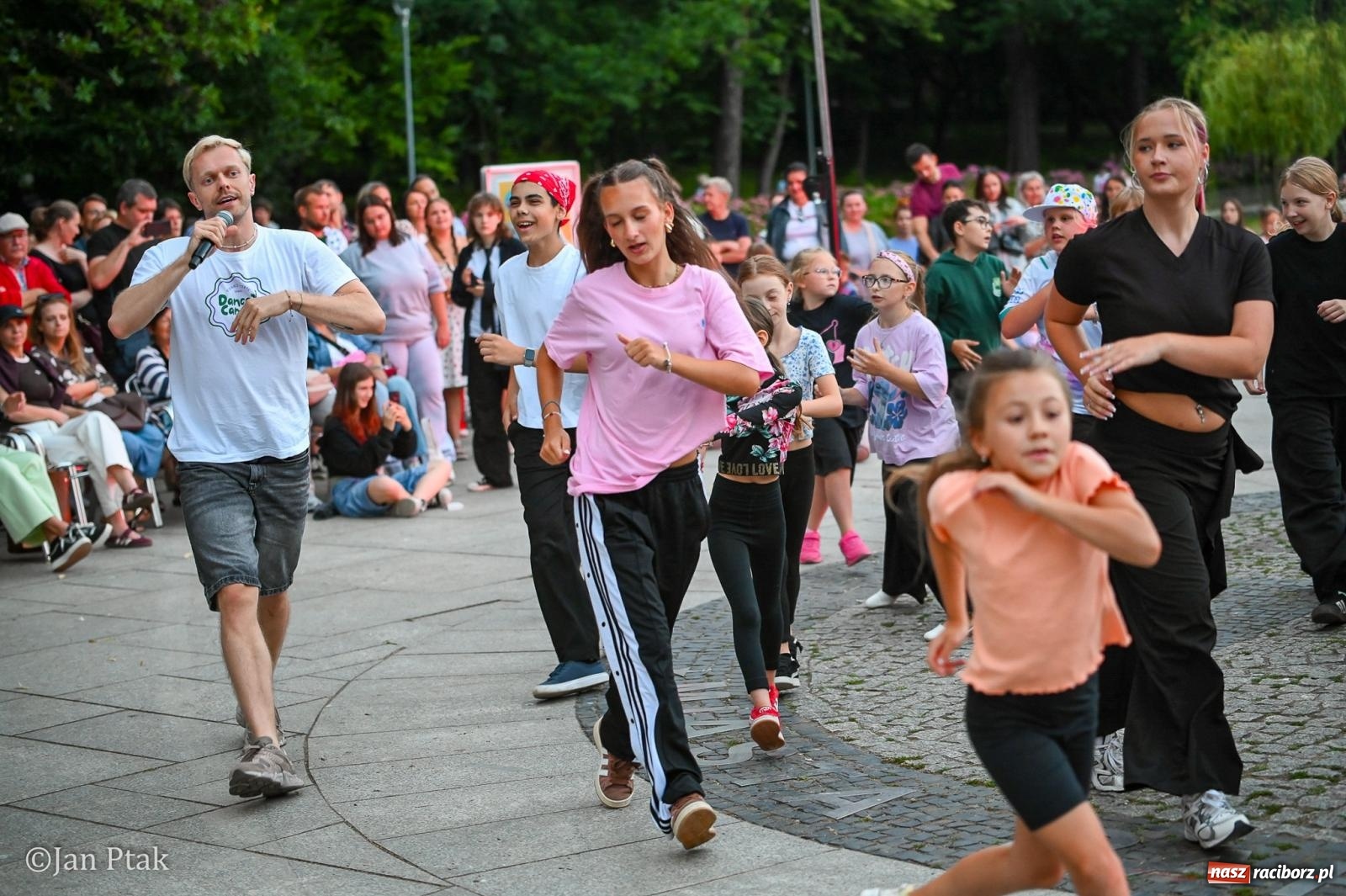 Zdjęcie w galerii na portalu naszraciborz.pl: Potańcówka w Parku Roth ponownie przyciągnęła mieszkańców. Taneczny wieczór pod gołym niebem z RCK wiadomości z regionu