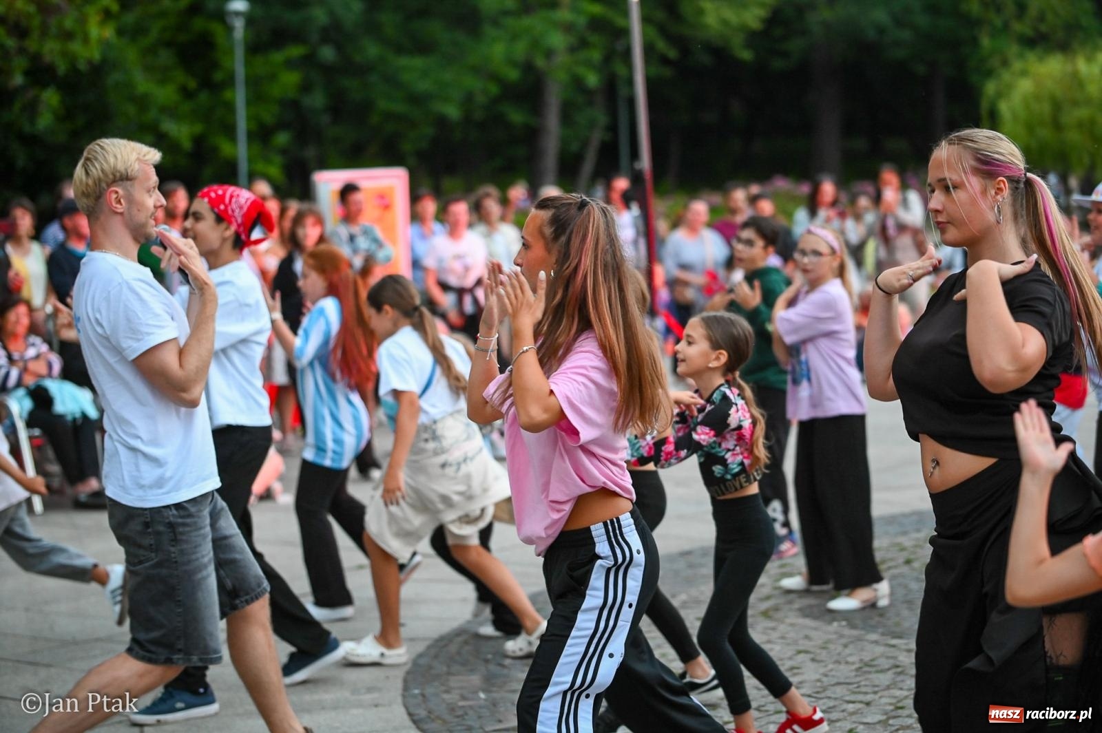 Zdjęcie w galerii na portalu naszraciborz.pl: Potańcówka w Parku Roth ponownie przyciągnęła mieszkańców. Taneczny wieczór pod gołym niebem z RCK wiadomości z regionu