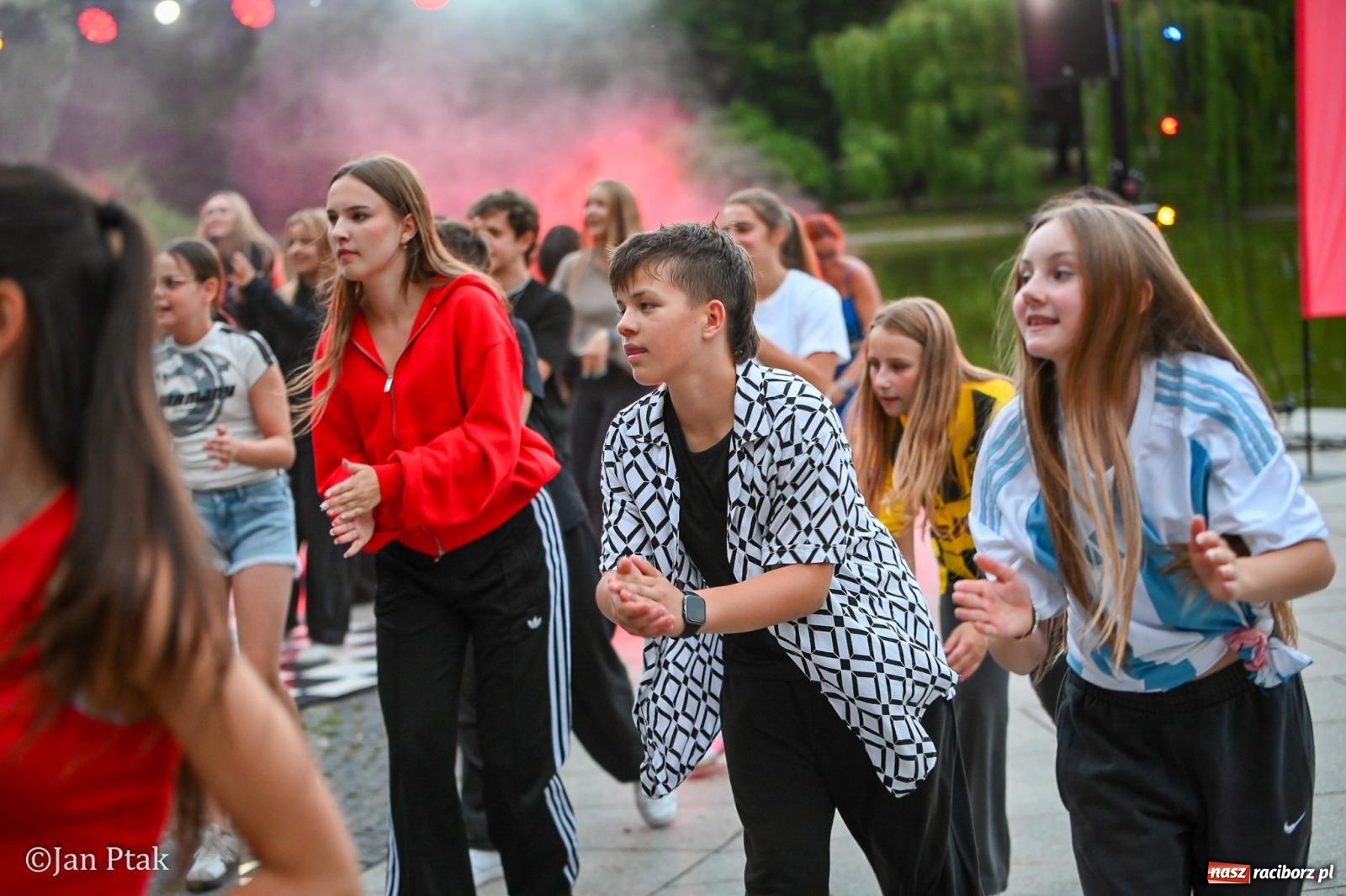 Zdjęcie w galerii na portalu naszraciborz.pl: Potańcówka w Parku Roth ponownie przyciągnęła mieszkańców. Taneczny wieczór pod gołym niebem z RCK wiadomości z regionu