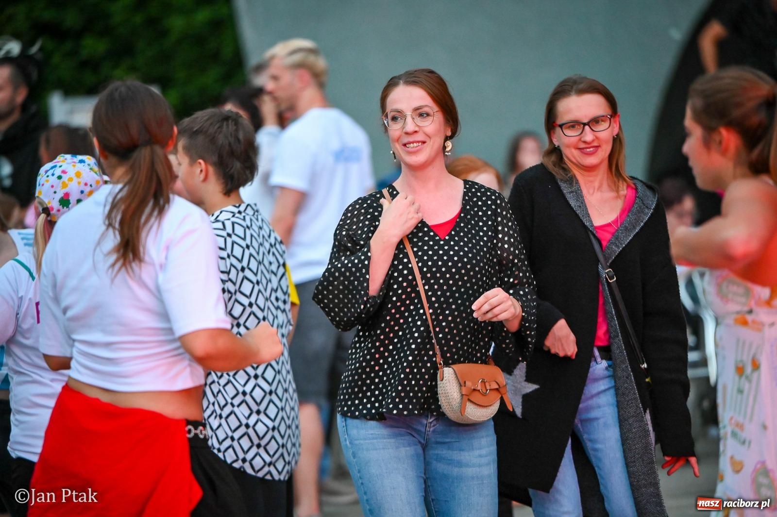 Zdjęcie w galerii na portalu naszraciborz.pl: Potańcówka w Parku Roth ponownie przyciągnęła mieszkańców. Taneczny wieczór pod gołym niebem z RCK wiadomości z regionu