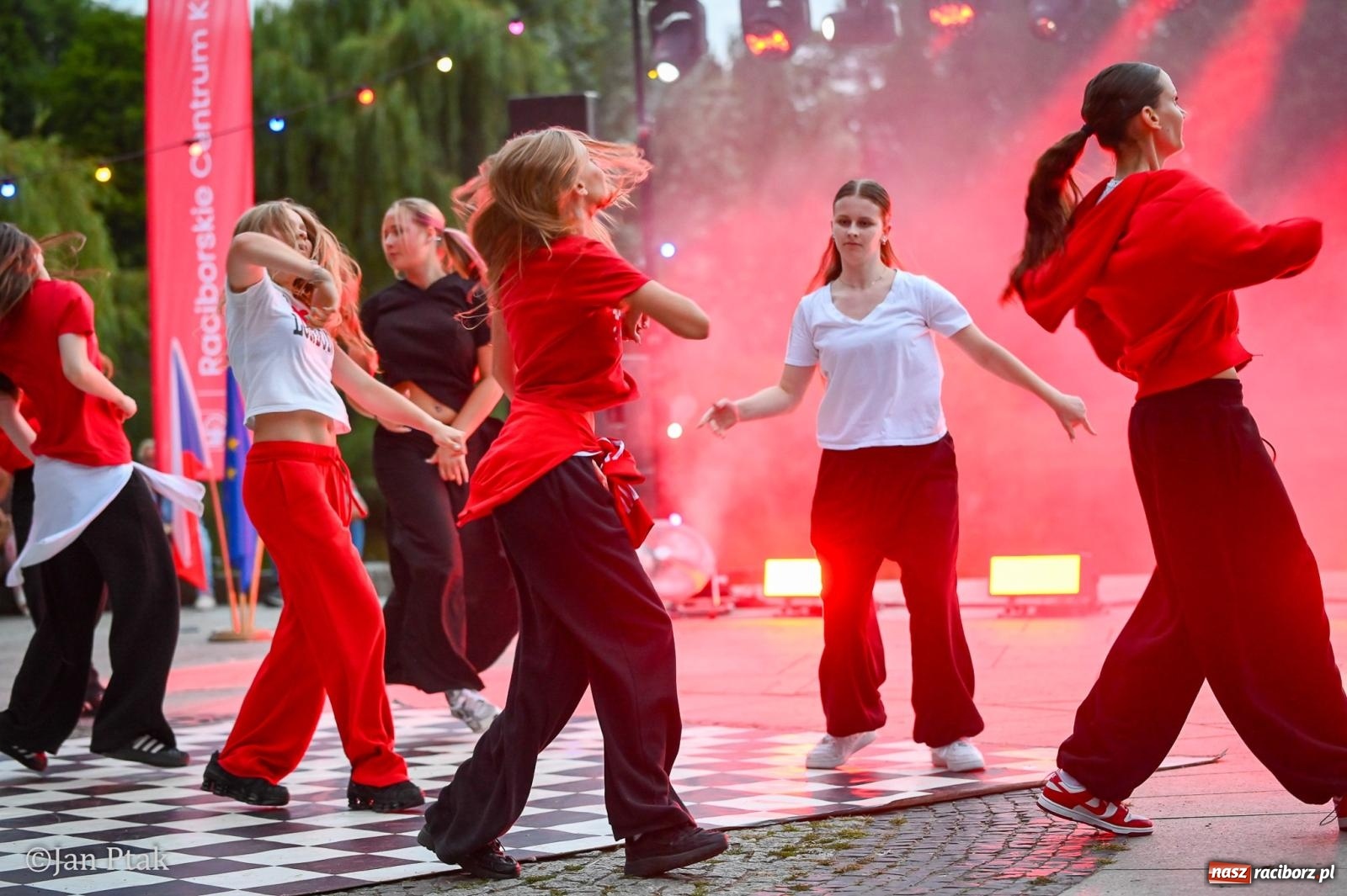 Zdjęcie w galerii na portalu naszraciborz.pl: Potańcówka w Parku Roth ponownie przyciągnęła mieszkańców. Taneczny wieczór pod gołym niebem z RCK wiadomości z regionu