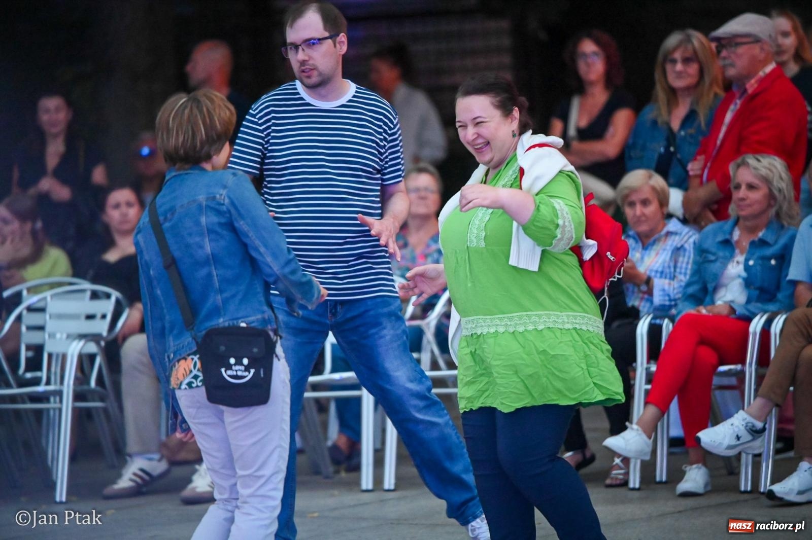 Zdjęcie w galerii na portalu naszraciborz.pl: Potańcówka w Parku Roth ponownie przyciągnęła mieszkańców. Taneczny wieczór pod gołym niebem z RCK wiadomości z regionu