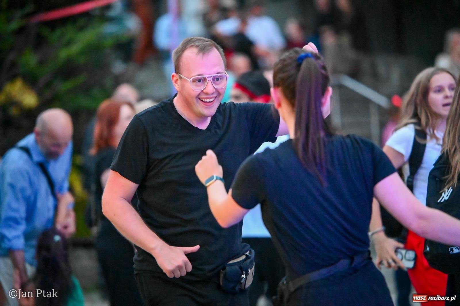 Zdjęcie w galerii na portalu naszraciborz.pl: Potańcówka w Parku Roth ponownie przyciągnęła mieszkańców. Taneczny wieczór pod gołym niebem z RCK wiadomości z regionu