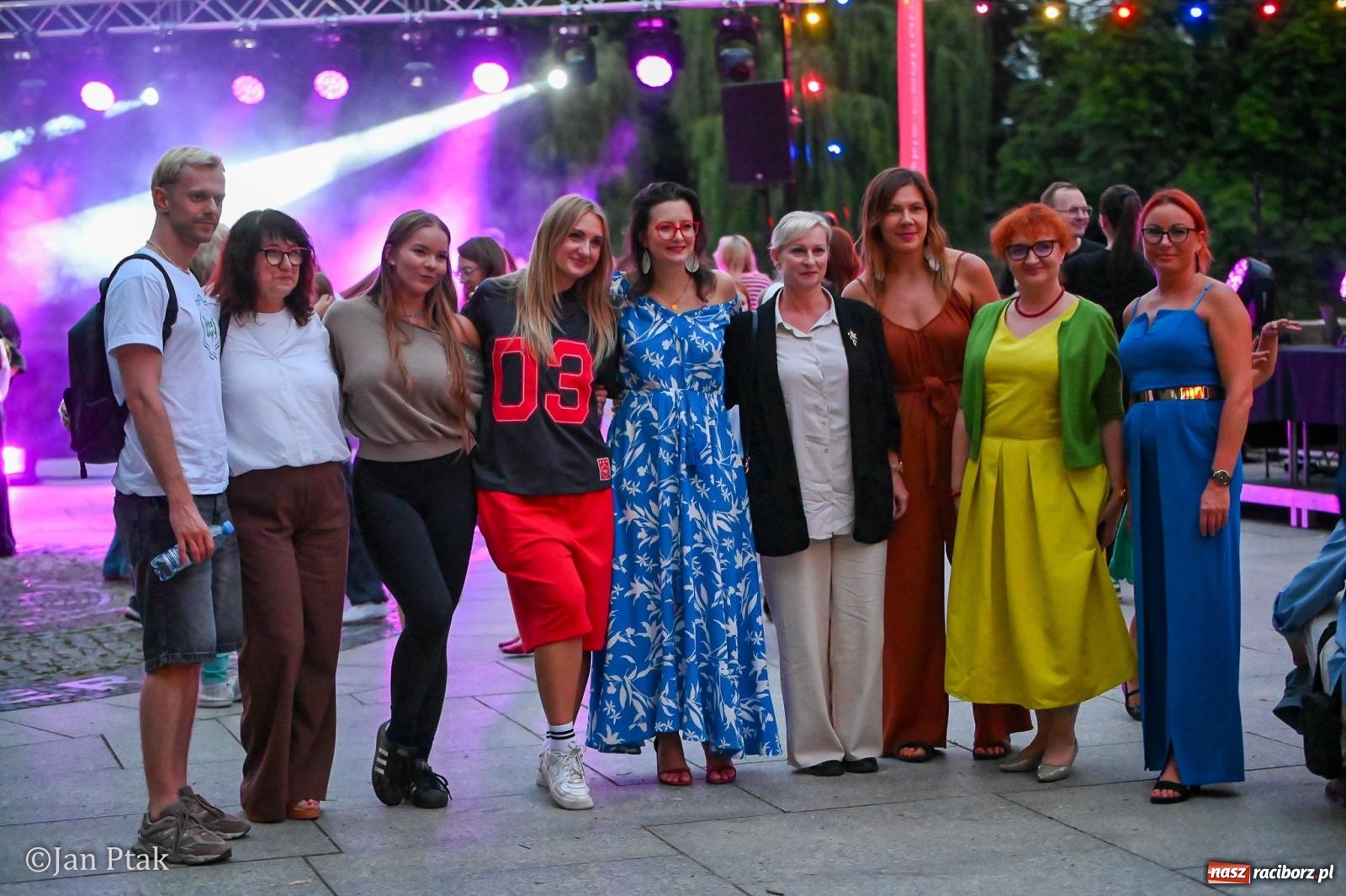 Zdjęcie w galerii na portalu naszraciborz.pl: Potańcówka w Parku Roth ponownie przyciągnęła mieszkańców. Taneczny wieczór pod gołym niebem z RCK wiadomości z regionu