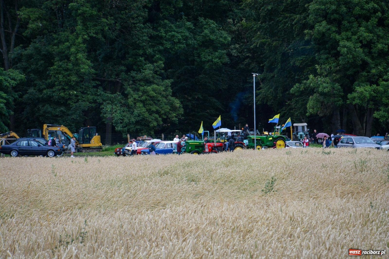 Zdjęcie w galerii na portalu naszraciborz.pl: Deszcz nie przestraszył fanów motoryzacji. Zlot w Sławikowie [FOTO] wiadomości z regionu