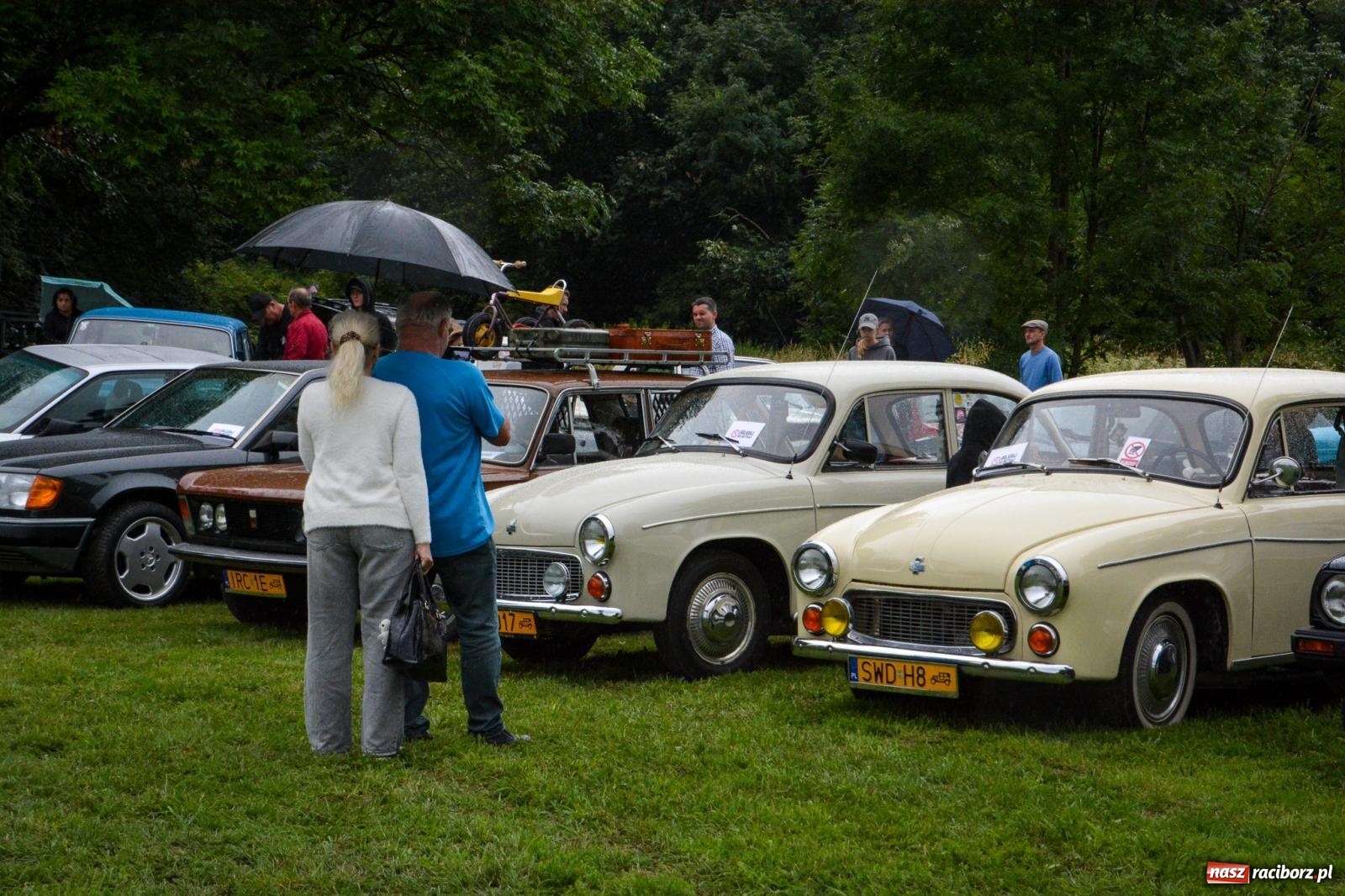 Zdjęcie w galerii na portalu naszraciborz.pl: Deszcz nie przestraszył fanów motoryzacji. Zlot w Sławikowie [FOTO] wiadomości z regionu