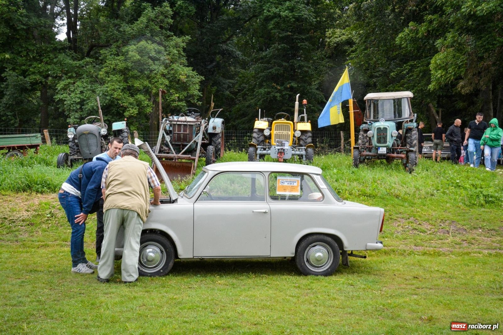 Zdjęcie w galerii na portalu naszraciborz.pl: Deszcz nie przestraszył fanów motoryzacji. Zlot w Sławikowie [FOTO] wiadomości z regionu