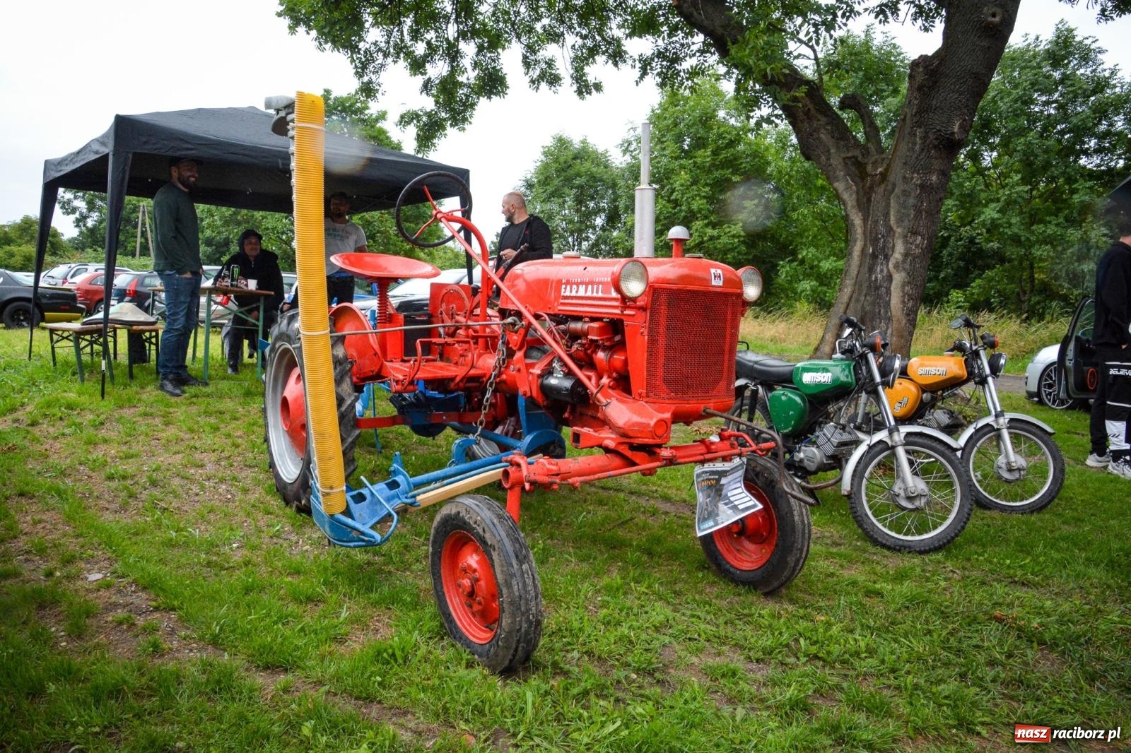 Zdjęcie w galerii na portalu naszraciborz.pl: Deszcz nie przestraszył fanów motoryzacji. Zlot w Sławikowie [FOTO] wiadomości z regionu