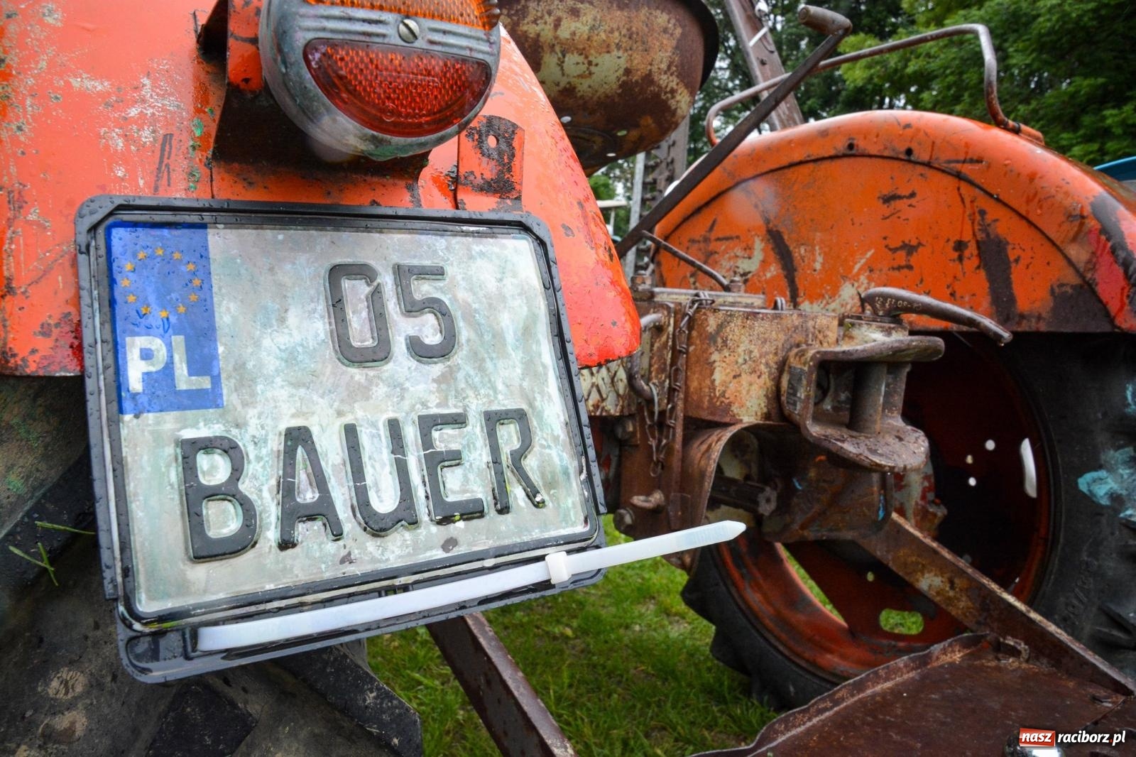 Zdjęcie w galerii na portalu naszraciborz.pl: Deszcz nie przestraszył fanów motoryzacji. Zlot w Sławikowie [FOTO] wiadomości z regionu