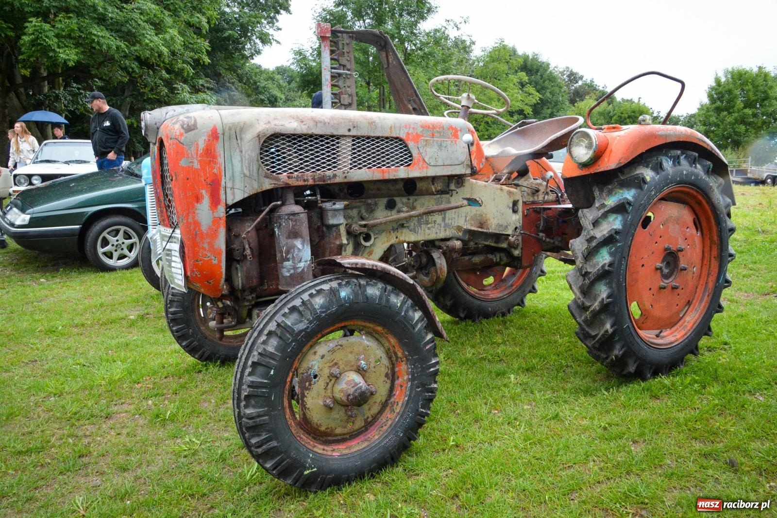 Zdjęcie w galerii na portalu naszraciborz.pl: Deszcz nie przestraszył fanów motoryzacji. Zlot w Sławikowie [FOTO] wiadomości z regionu