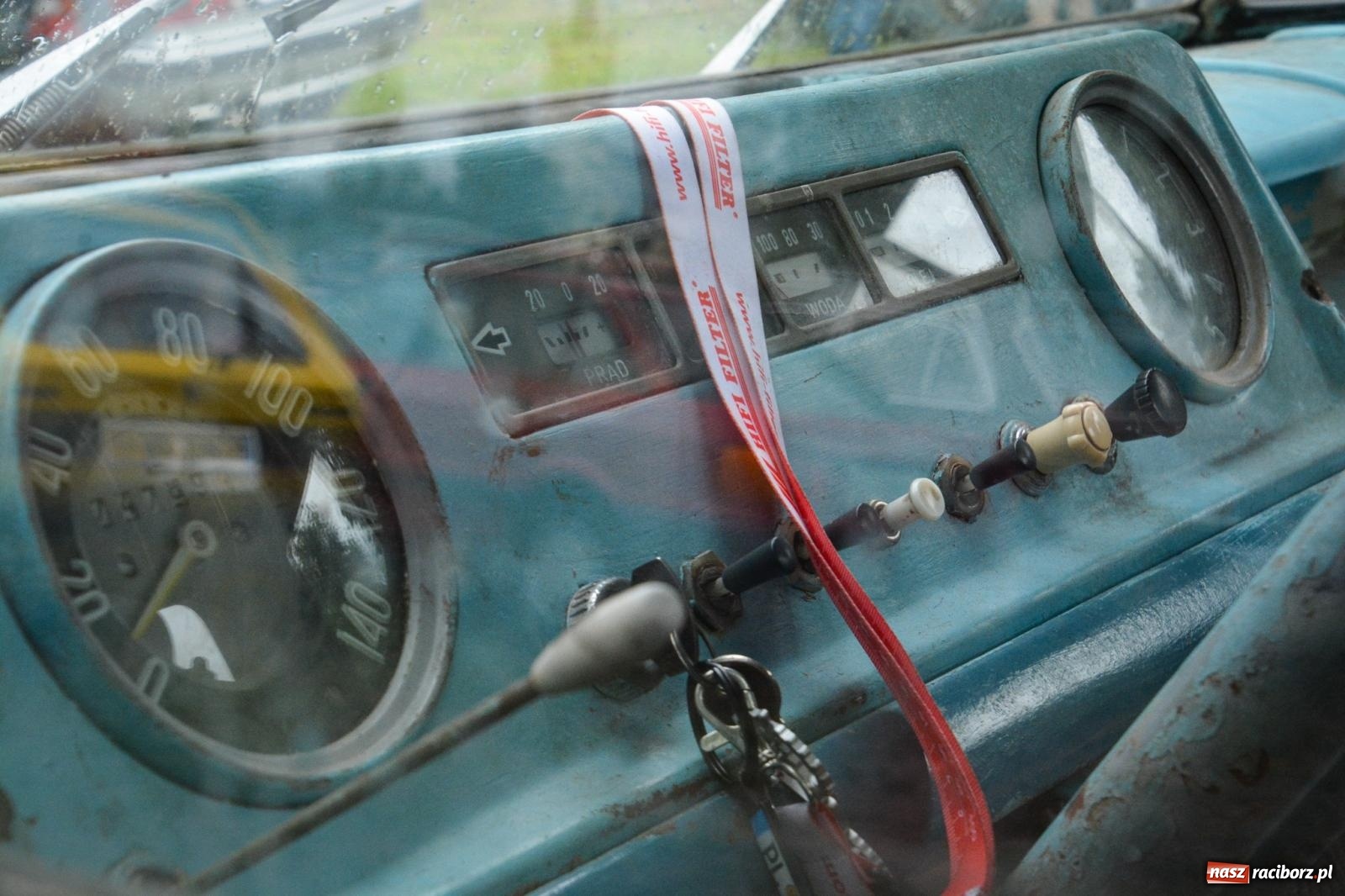 Zdjęcie w galerii na portalu naszraciborz.pl: Deszcz nie przestraszył fanów motoryzacji. Zlot w Sławikowie [FOTO] wiadomości z regionu