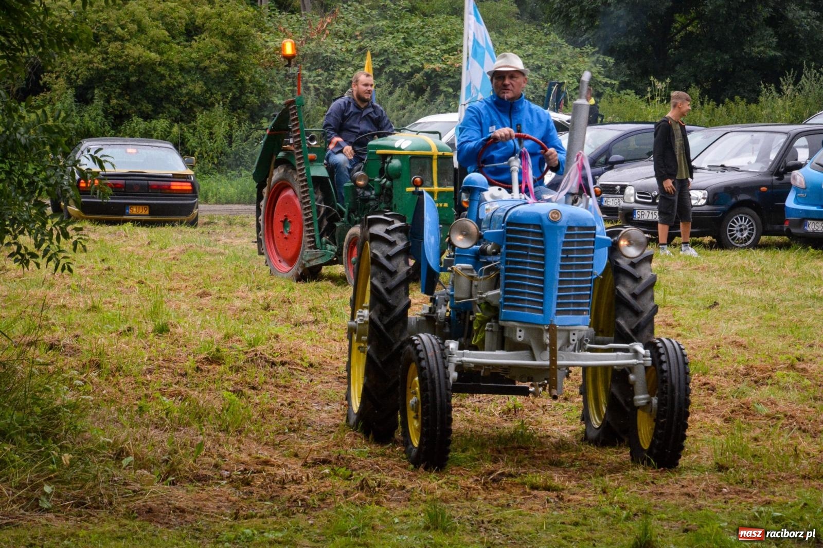 Zdjęcie w galerii na portalu naszraciborz.pl: Deszcz nie przestraszył fanów motoryzacji. Zlot w Sławikowie [FOTO] wiadomości z regionu