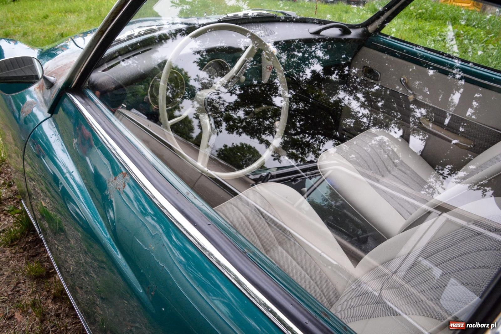 Zdjęcie w galerii na portalu naszraciborz.pl: Deszcz nie przestraszył fanów motoryzacji. Zlot w Sławikowie [FOTO] wiadomości z regionu
