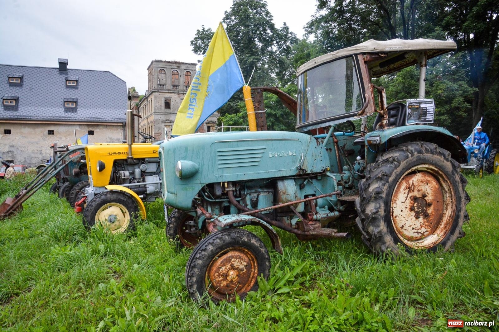 Zdjęcie w galerii na portalu naszraciborz.pl: Deszcz nie przestraszył fanów motoryzacji. Zlot w Sławikowie [FOTO] wiadomości z regionu