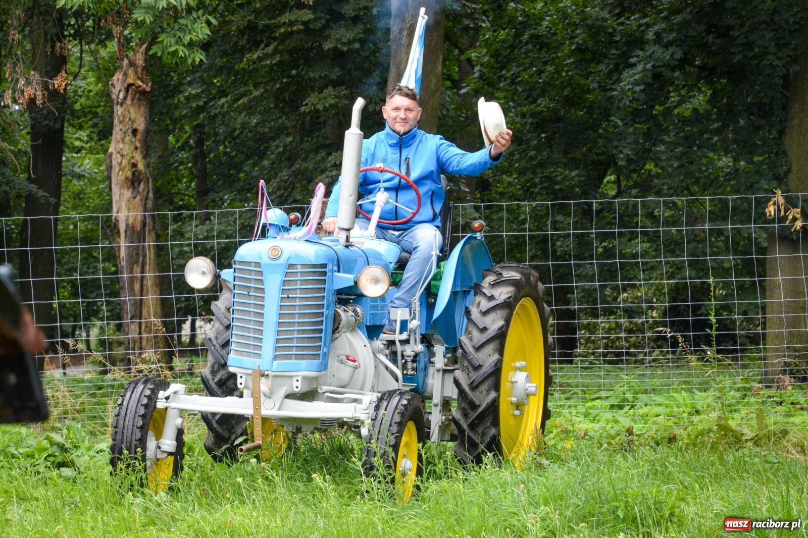 Zdjęcie w galerii na portalu naszraciborz.pl: Deszcz nie przestraszył fanów motoryzacji. Zlot w Sławikowie [FOTO] wiadomości z regionu