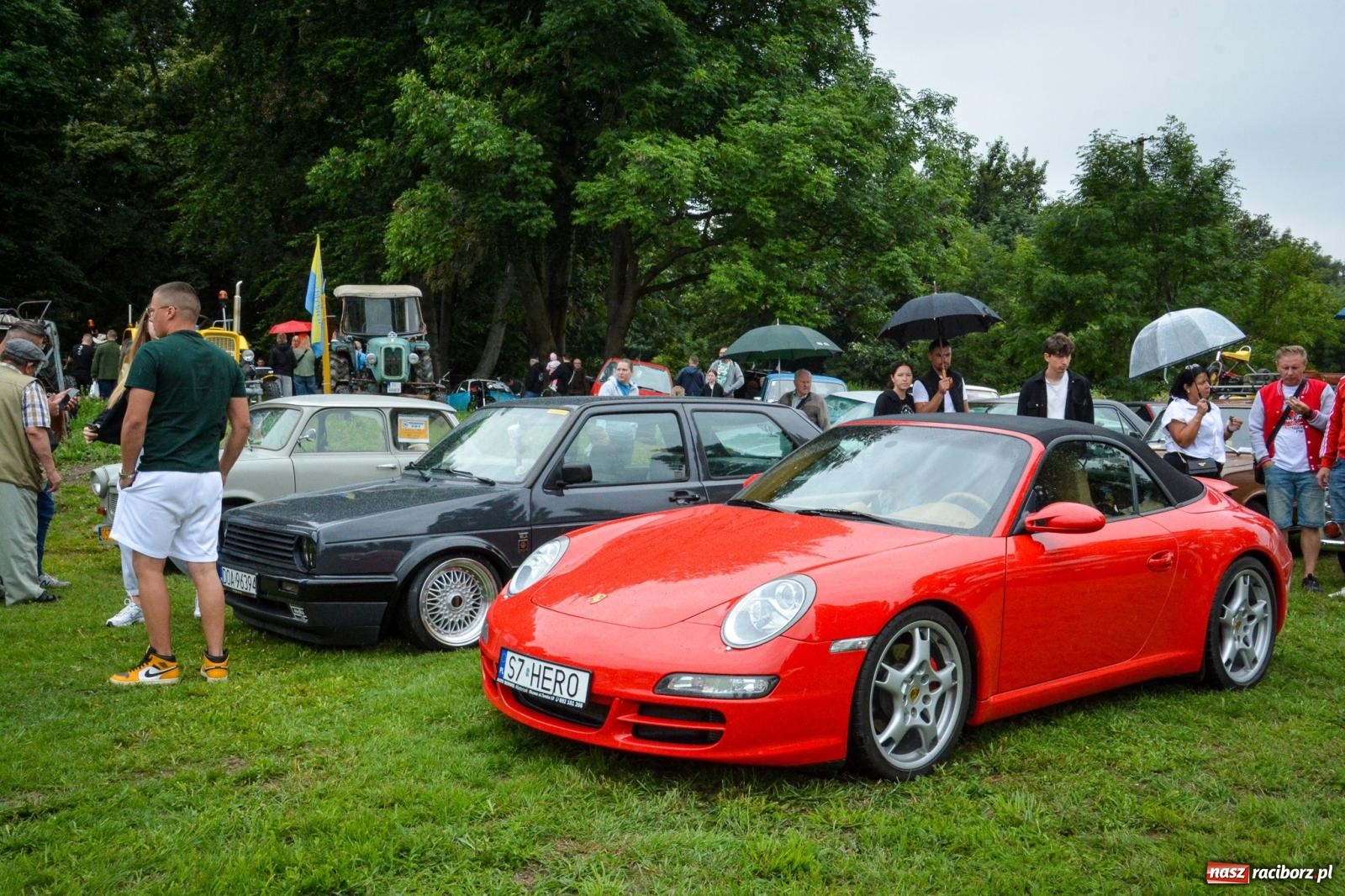 Zdjęcie w galerii na portalu naszraciborz.pl: Deszcz nie przestraszył fanów motoryzacji. Zlot w Sławikowie [FOTO] wiadomości z regionu