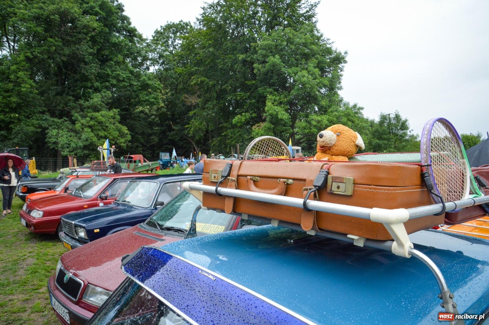 Zdjęcie w galerii na portalu naszraciborz.pl: Deszcz nie przestraszył fanów motoryzacji. Zlot w Sławikowie [FOTO] wiadomości z regionu