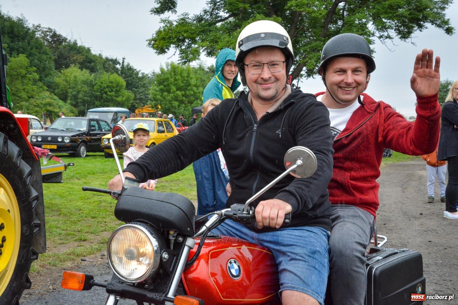 Zdjęcie w galerii na portalu naszraciborz.pl: Deszcz nie przestraszył fanów motoryzacji. Zlot w Sławikowie [FOTO] wiadomości z regionu