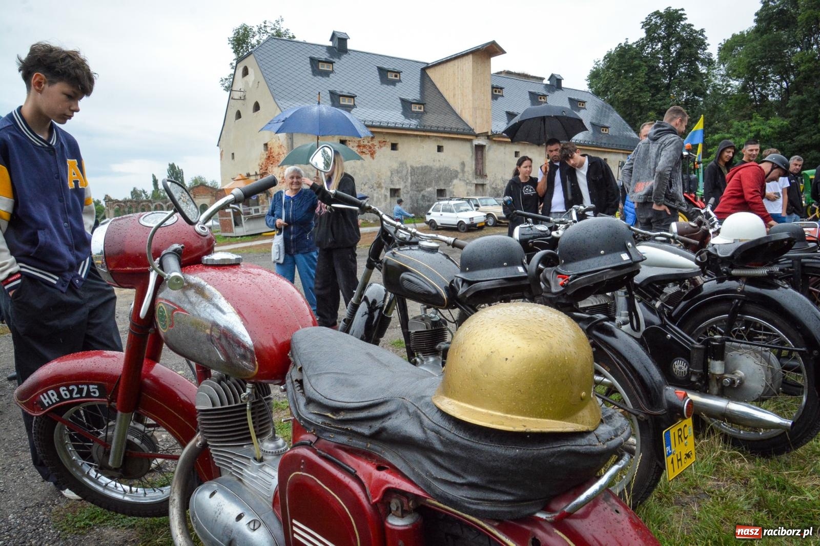 Zdjęcie w galerii na portalu naszraciborz.pl: Deszcz nie przestraszył fanów motoryzacji. Zlot w Sławikowie [FOTO] wiadomości z regionu