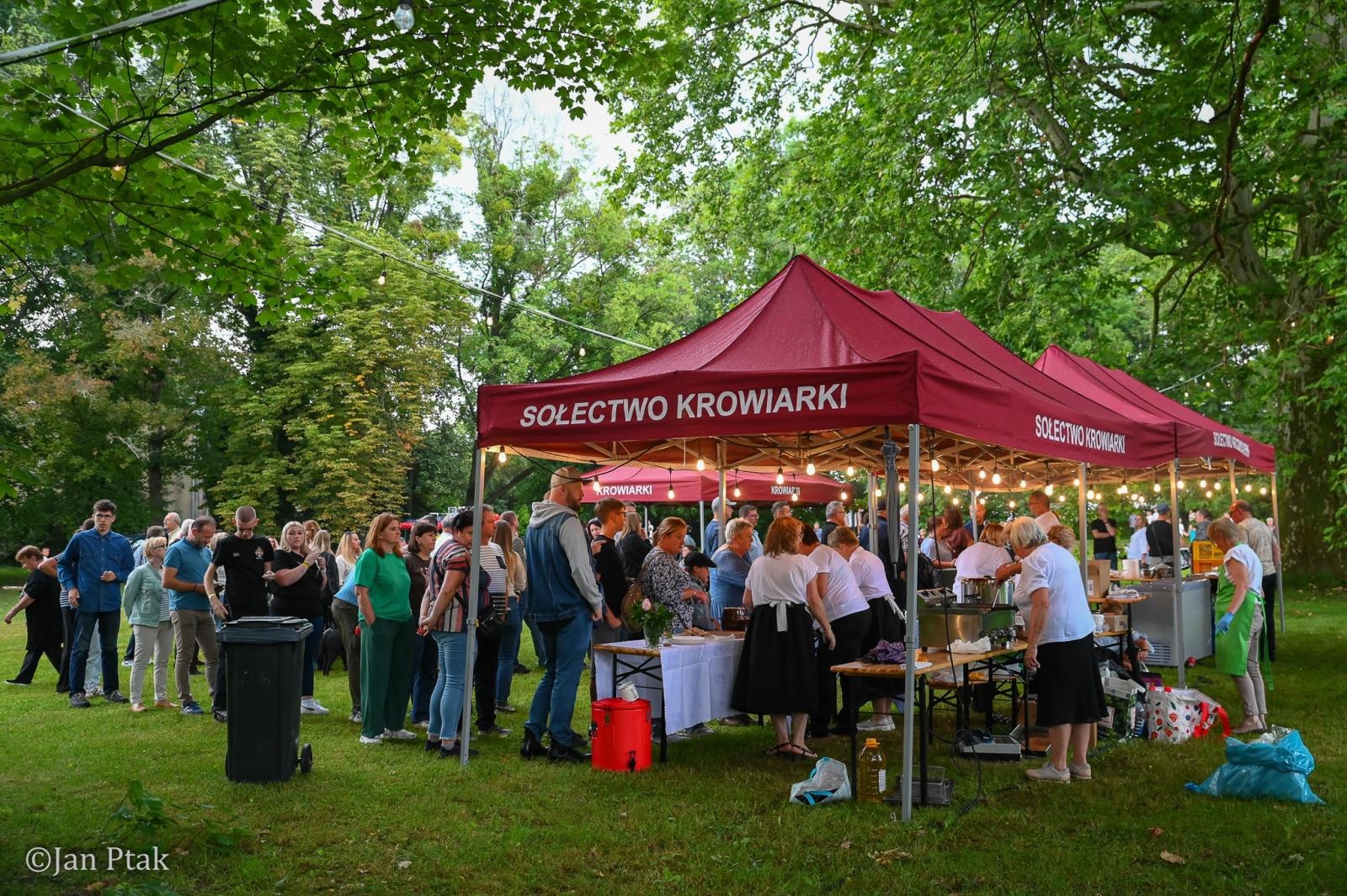 Zdjęcie w galerii na portalu naszraciborz.pl: Huczny powrót hrabiny. Tłumy na Fanny Days w Krowiarkach [FOTO i WIDEO] wiadomości z regionu