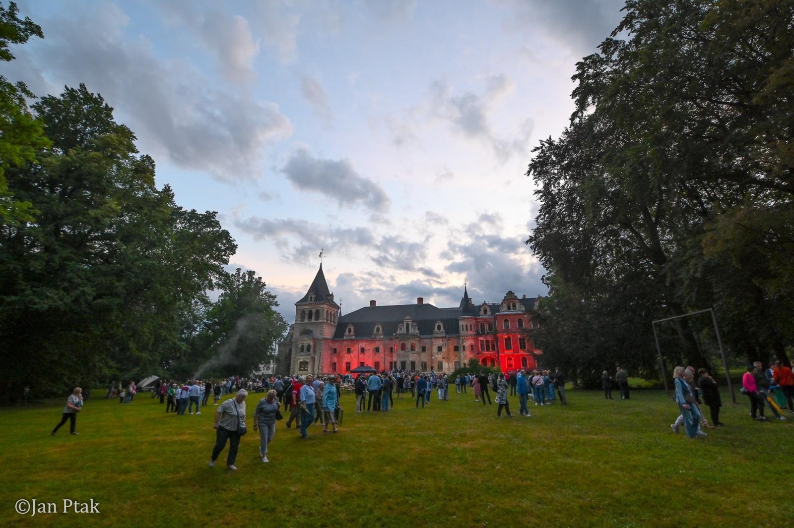 Zdjęcie w galerii na portalu naszraciborz.pl: Huczny powrót hrabiny. Tłumy na Fanny Days w Krowiarkach [FOTO i WIDEO] wiadomości z regionu