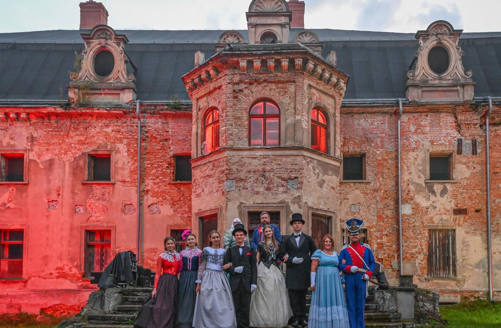 Zdjęcie w galerii na portalu naszraciborz.pl: Huczny powrót hrabiny. Tłumy na Fanny Days w Krowiarkach [FOTO i WIDEO] wiadomości z regionu