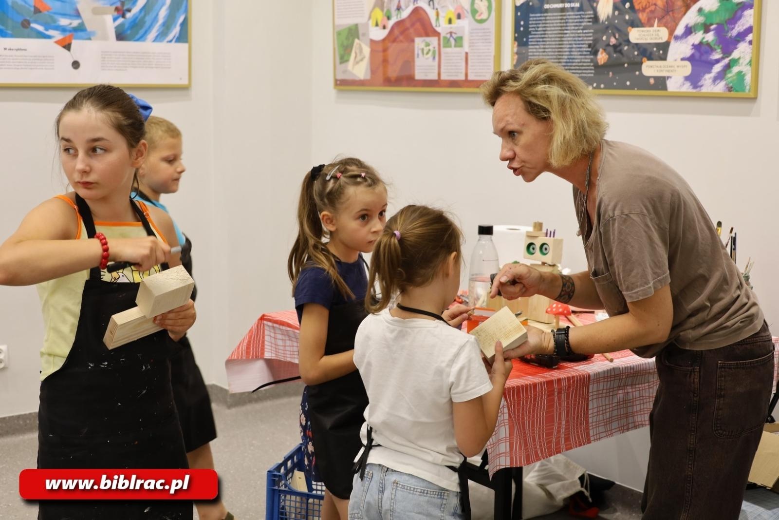 Zdjęcie w galerii na portalu naszraciborz.pl: Drewniane potwory książkowe opanowały bibliotekę wiadomości z regionu